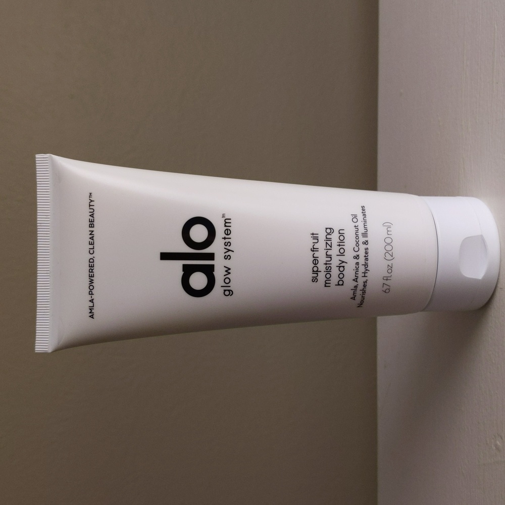 ALO Glow System Superfruit moisturizering body lotion